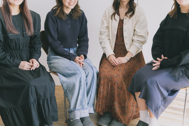 【写真】椅子に座った4人の女性