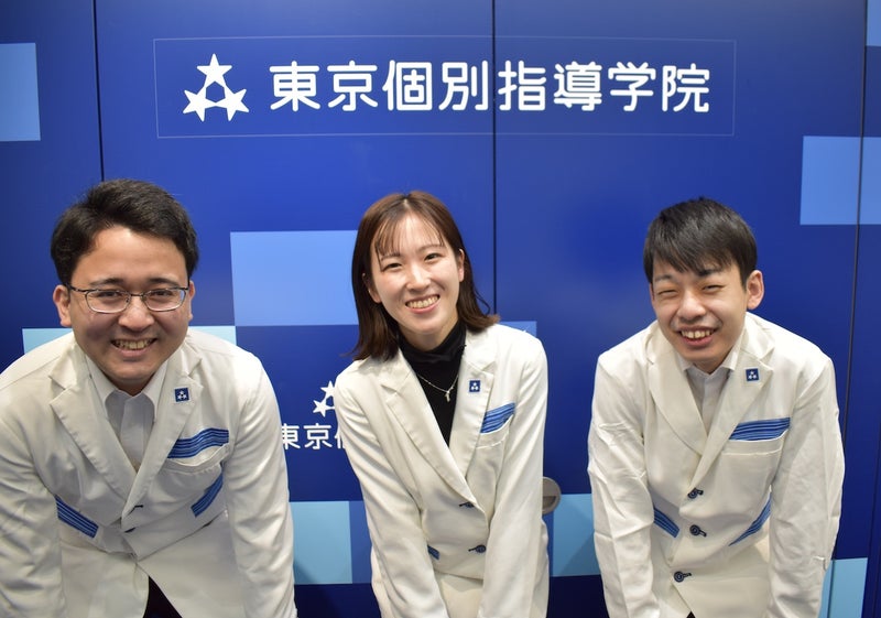 白衣を着た3人の若い講師の写真
