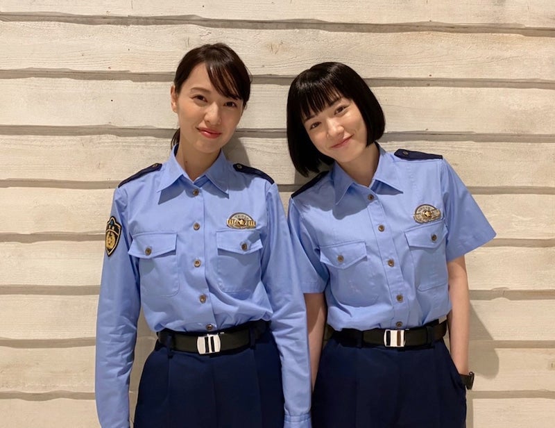 【写真】警察官姿の戸田恵梨香さんと永野芽郁さん