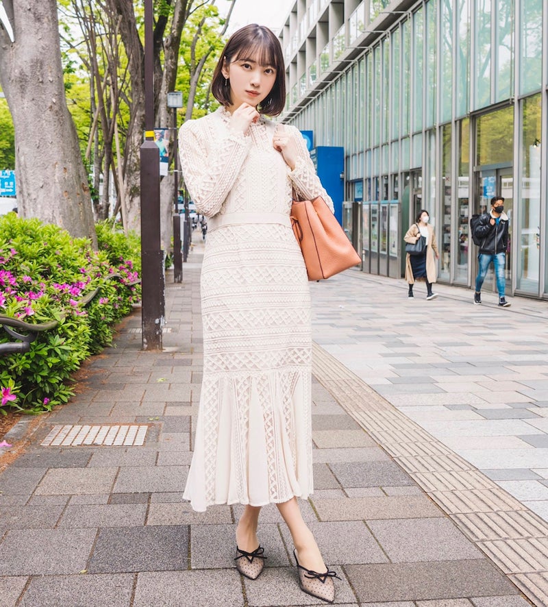 【写真】白いワンピースを着た堀未央奈さん