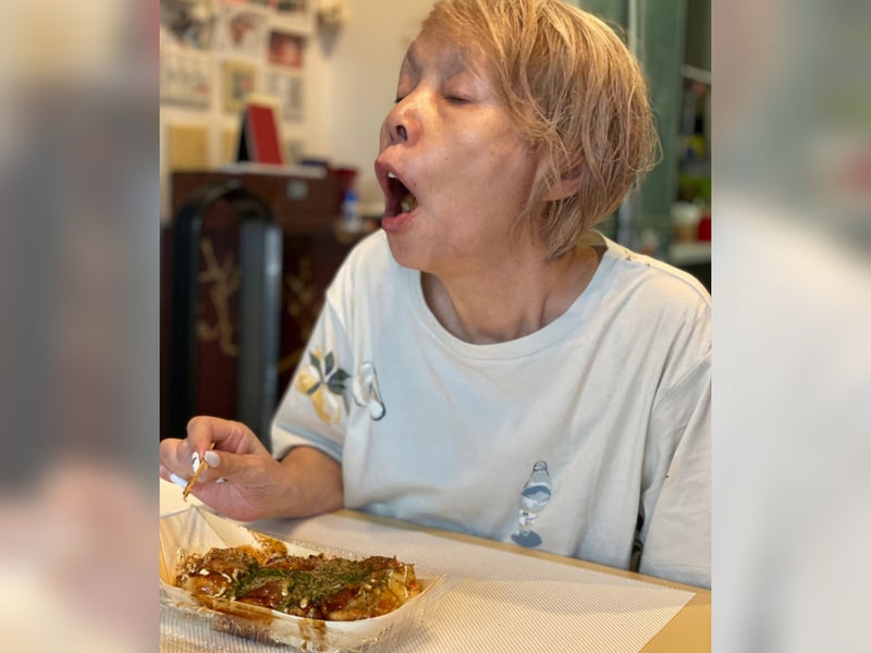 【写真】たこ焼きを食べる研ナオコさん