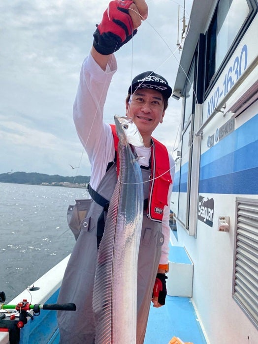 【写真・画像】 川崎麻世「人生初の太刀魚釣れた」妻と船釣りへ「俺は6匹！！花音は太刀魚18匹」 　1枚目