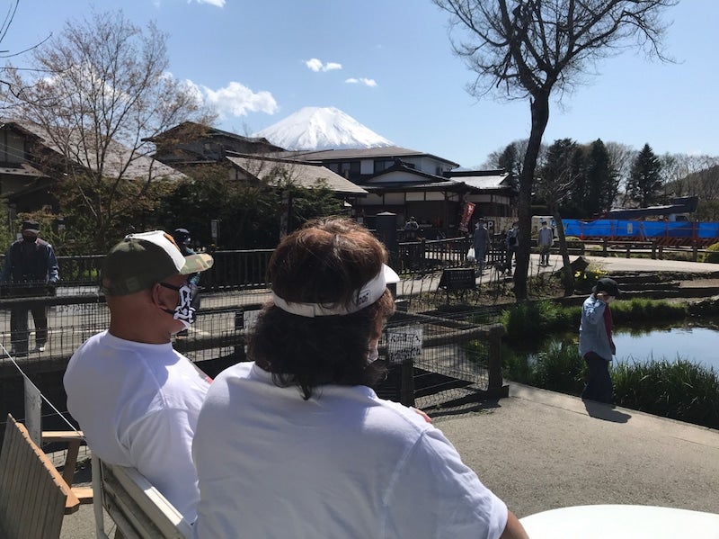 【写真】長州力さんと武藤敬司さんの後ろ姿。