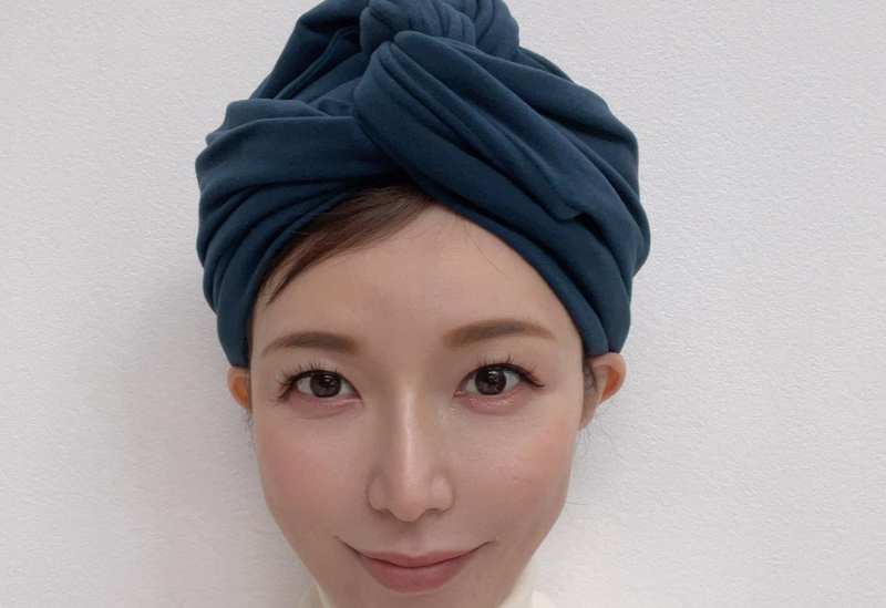 【画像】ヘアターバンをかぶる居原田麗さん