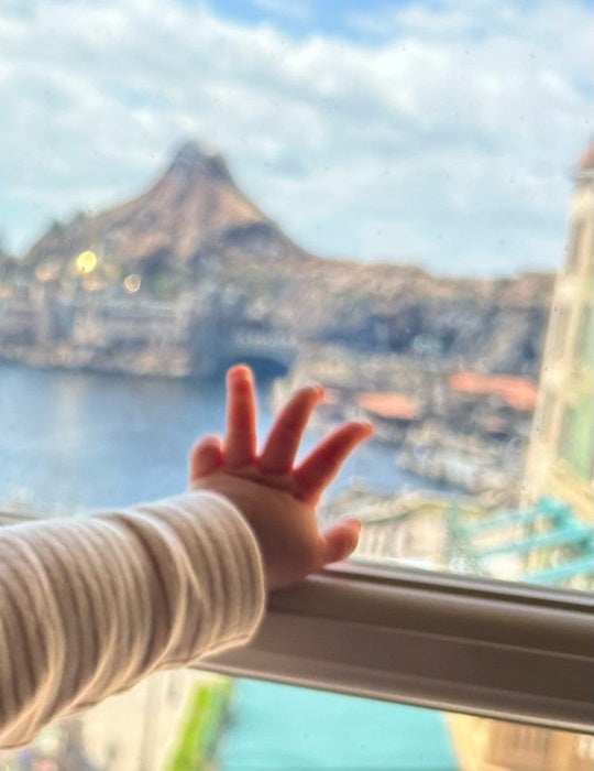 【写真・画像】 真野恵里菜、初めて子どもと乗ったTDLのアトラクション「小さい頃に大好きで何回も乗っていた」 　1枚目