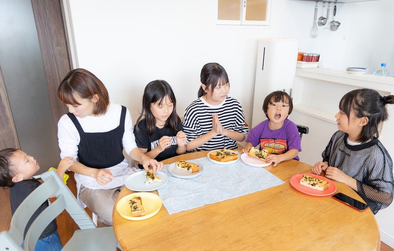 【画像】江原千鶴さんと子どもたちがテーブルを囲んでいる