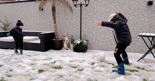 辻希美、子ども達と雪の積もったバルコニーで遊ぶ様子を公開「見事な雪だるまを作りました」