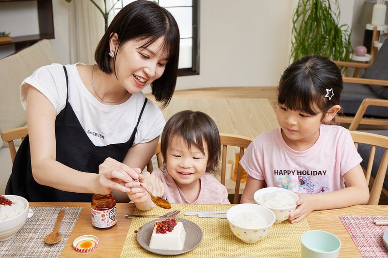 【画像】豆腐の上におかずラー油をのせる川島さんときっぺいくんとその様子を眺めるきあちゃん