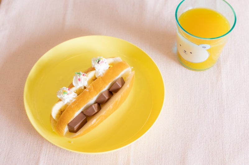 【画像】お皿に盛りつけされたチョコバナナ&ホイップとオレンジジュース