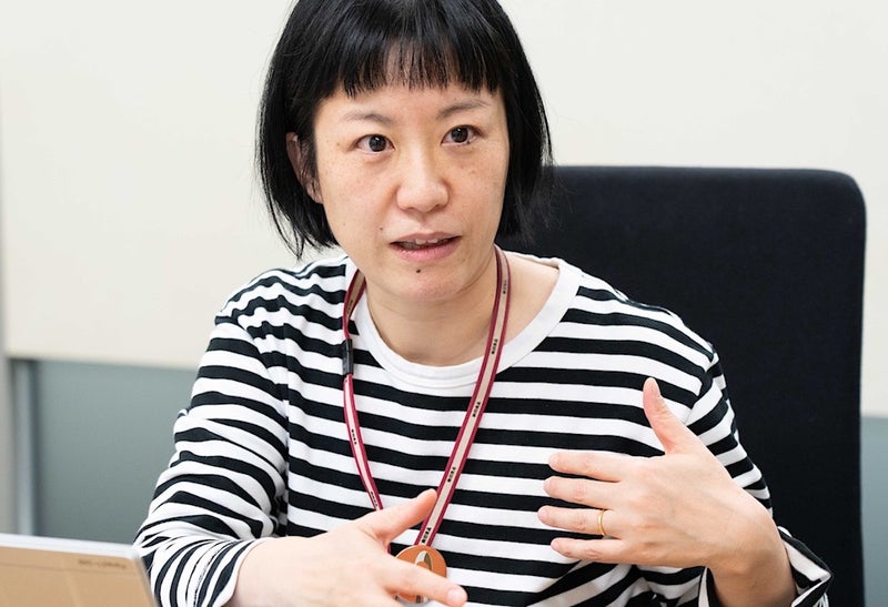 身振り手振りを使用し一生懸命説明している日向さんの写真