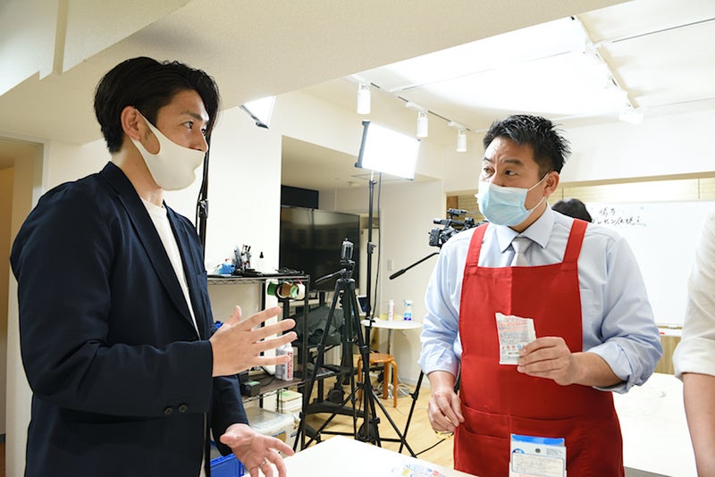 【写真】花王の小林さんからの説明を聞くレジェンド松下さん