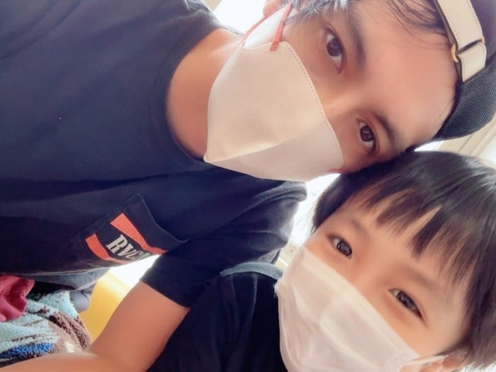  川崎希、夫・アレクが息子を連れ朝一で病院を受診「症状落ち着きますように」 