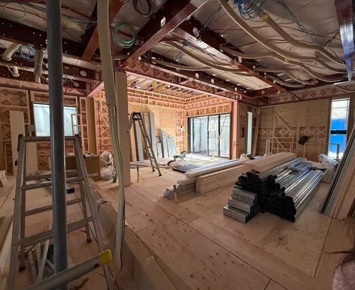 【写真・画像】 パンサー尾形の妻、建設中の新居で1番コストを抑えた場所「凄いお家らしくなってた」 　1枚目