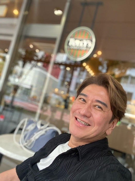 【写真・画像】 川崎麻世「変わった誕プレ」妻と一緒に義母に贈ったプレゼント「いつまでも健康でいて欲しい」 　1枚目