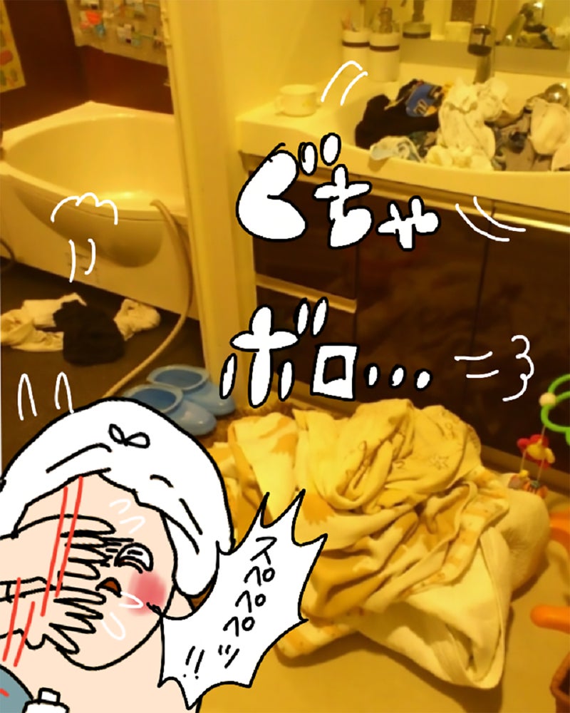 【画像】散らかる洗面所で美容液を顔に塗る忙しマザー