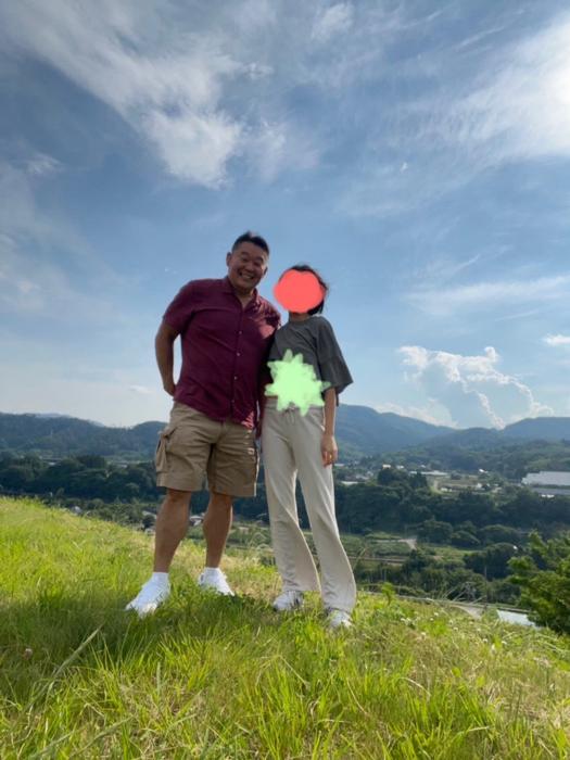 【写真・画像】 花田虎上、身長169cm以上の14歳娘と並んだ旅先での2ショット「スタイル抜群」「素晴らしい景色」の声 　1枚目