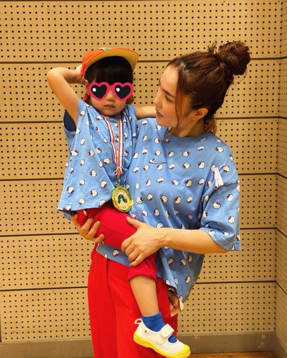 【写真・画像】 平野ノラ、初めての娘の運動会にペアルックで参加「Tシャツをスーミー（母）にリメイクしてもらい」 　1枚目