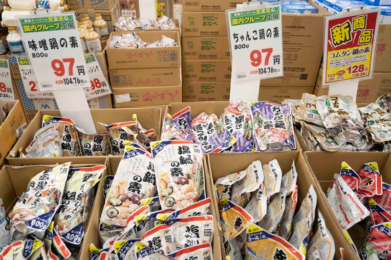 税抜き97円と激安で販売されている人気の品「鍋の素シリーズ」が陳列されている写真