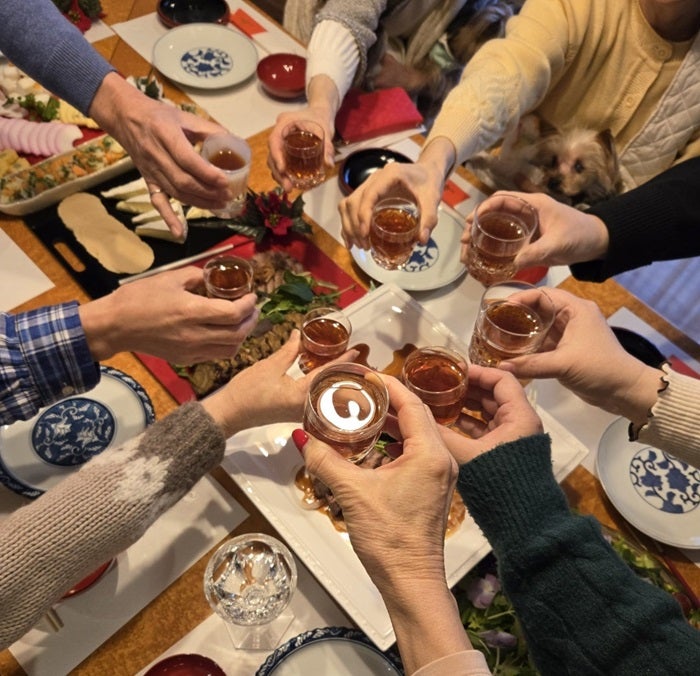 【写真・画像】 武東由美、友人らと飲んだ1本15000円の飲む酢を紹介「薔薇の香りすごい！」 　1枚目
