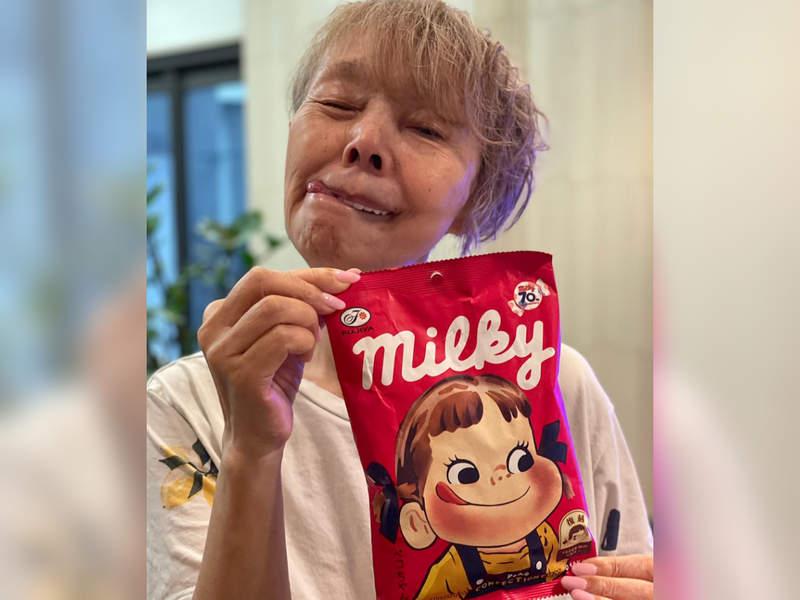 【画像】ミルキーとおそろいのポーズを決める研ナオコさん