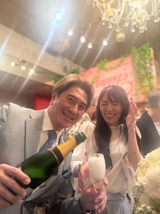 【写真・画像】 川崎麻世、約40人で妻の誕生日を祝福「お姫様気分にさせてあげると約束しました」 　1枚目