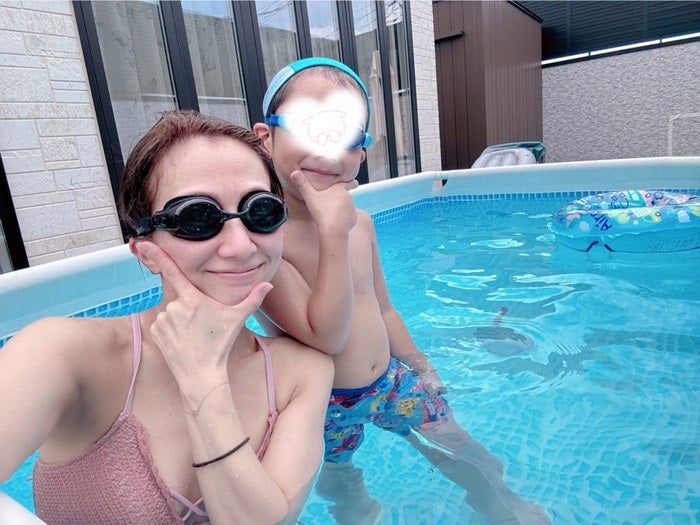 【写真・画像】 辻希美、自宅プールで三男が泳ぐ練習「途中から入ってと言われ一緒に」 　1枚目