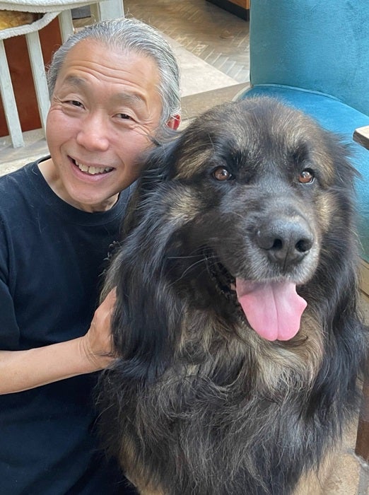 【写真・画像】 假屋崎省吾、体重が約70kgになった愛犬との2ショットを公開「毛の色もぜんぜん違いました」 　1枚目
