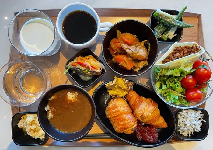  假屋崎省吾、たっぷり食べた朝食を公開「美味しそう」「豊かなお食事」の声 