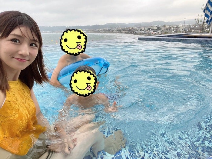  小倉優子、息子達とプールを満喫する自身の水着姿を公開「母にも付き合ってもらっています」 