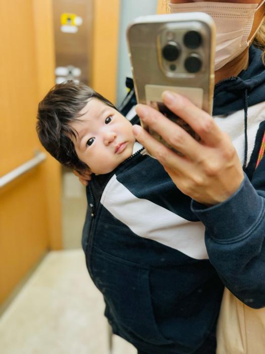 【写真・画像】 内山信二の妻、人生初の予防接種を受けた次女の様子「また来月もがんばろうね」 　1枚目