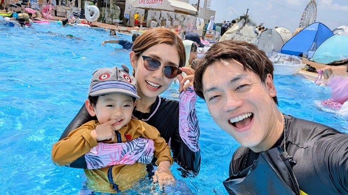 【写真・画像】 おばたのお兄さん、プールで撮影した家族ショットを公開「暑い毎日ですが我が息子の成長もかなりアツイ」 　1枚目