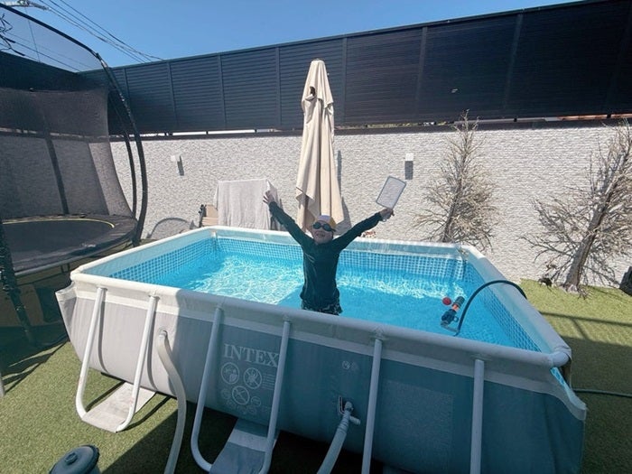 【写真・画像】 辻希美、自宅の庭に設置したプールを公開「汗だくになりながら組み立てまして」 　1枚目