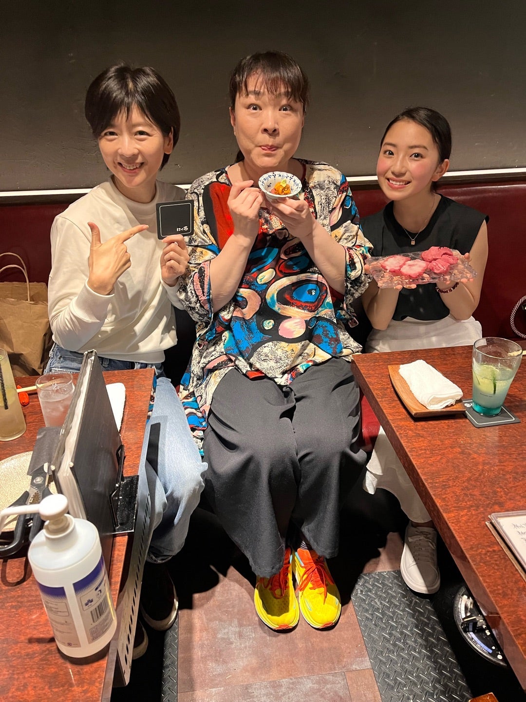 【写真・画像】 久保田磨希、大好きな飲食店を訪れて偶然隣の席にいた人物「小顔のお二人に挟まれて」 　1枚目