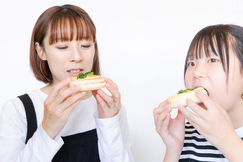 【画像】千鶴さんとみうちゃんがグラタン風焼きマフィンを食べている