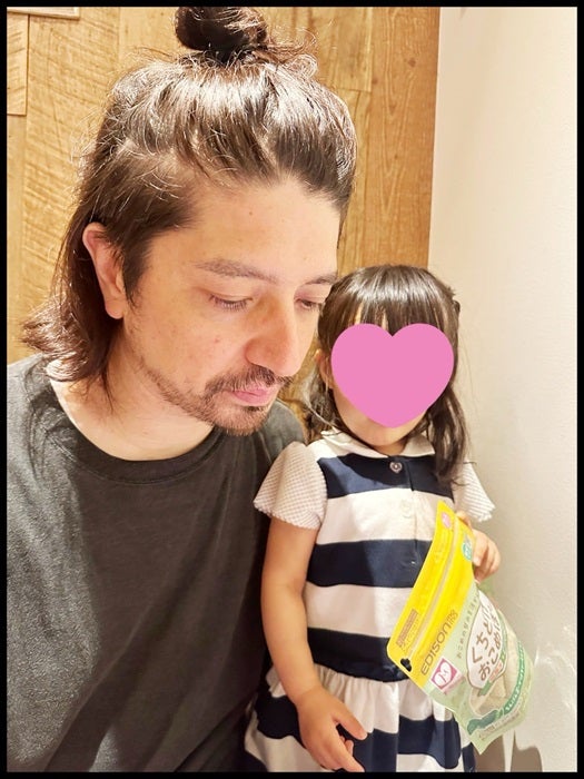 【写真・画像】 ギャル曽根、髪を伸ばしている夫の姿を公開「暑いのでこうやって家では束ねてます」 　1枚目