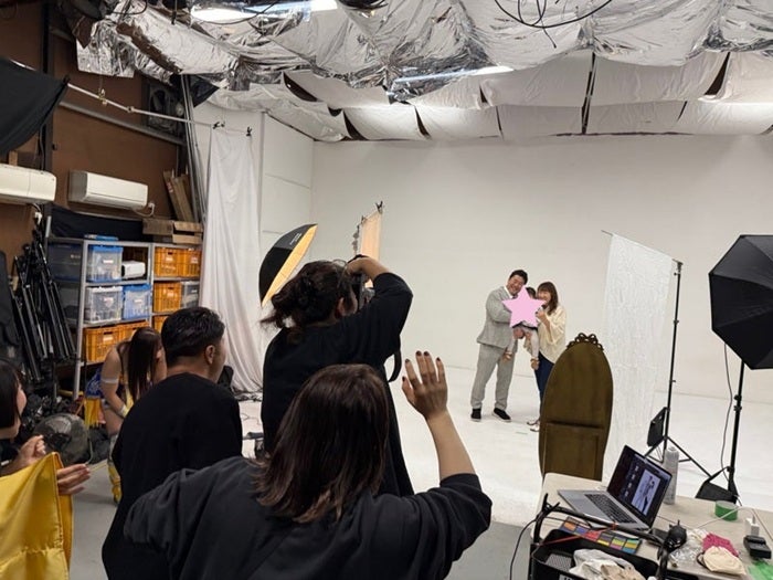 【写真・画像】 北斗晶、孫が撮影現場を訪問したことを報告「じーちゃんとばーちゃんはニコニコ」 　1枚目