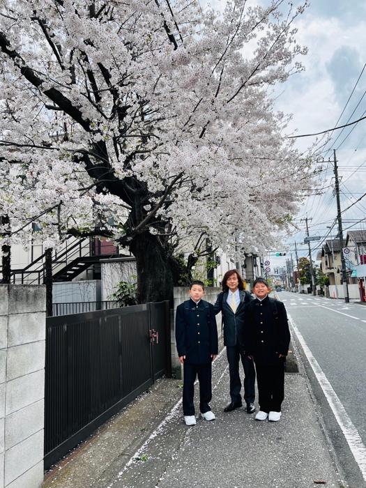 【写真・画像】 ダイアモンド☆ユカイ、中学校に入学した双子の息子達との親子ショットを公開「おめでとう」「素敵」の声 　1枚目