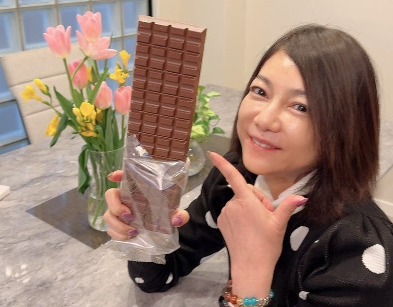 【写真・画像】 堀ちえみの夫、妻の顔より大きなチョコレート「おやつにいただきます」 　1枚目