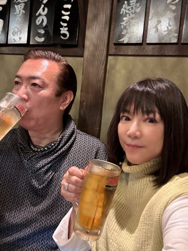 【写真・画像】 堀ちえみの夫、行きつけの居酒屋で妻との2ショット公開「隠し撮りされた（笑）」 　1枚目