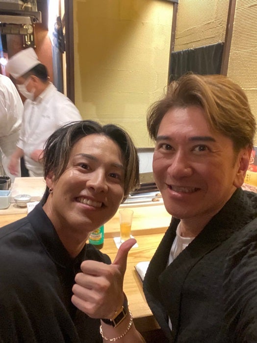 【写真・画像】 川崎麻世「息子みたいな人気者」THE RAMPAGE・RIKUの誕生日を祝い訪れた店「特別な方をお連れする時に行ってる」 　1枚目