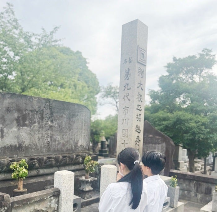 【写真・画像】 市川團十郎、子ども達とともに亡き妻・小林麻央さんの墓参り「本当は昨日行きたかったけど」 　1枚目