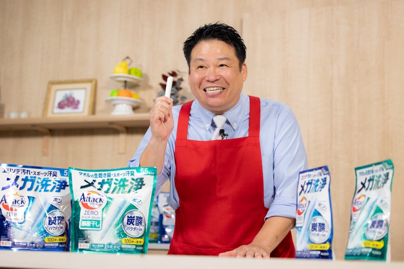【写真】アタックゼロパーフェクトスティックをレジェンド松下さんが手に持っている。