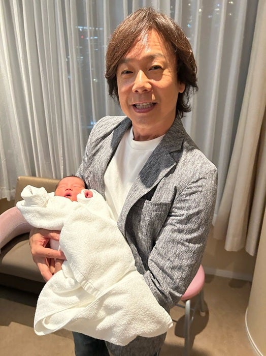 【写真・画像】 佐藤弘道、長男夫婦に第1子が誕生したことを報告「おじいちゃんになりましたぁ～」 　1枚目