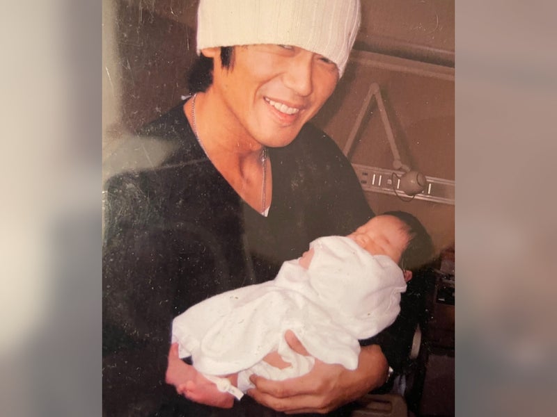 【写真】赤ちゃんを抱く高橋克典さん
