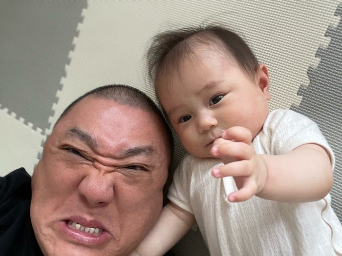 【写真・画像】 山本圭壱、寝かしつけに成功した娘の姿を公開「これは寝てるのか？寝てないのか！？」 　1枚目