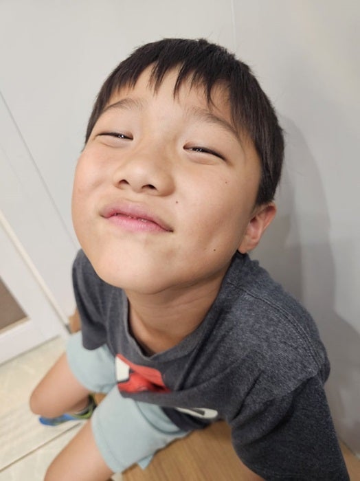 【写真・画像】 小原正子、縫った顎を抜糸した次男「ちょっと緊張してました」 　1枚目