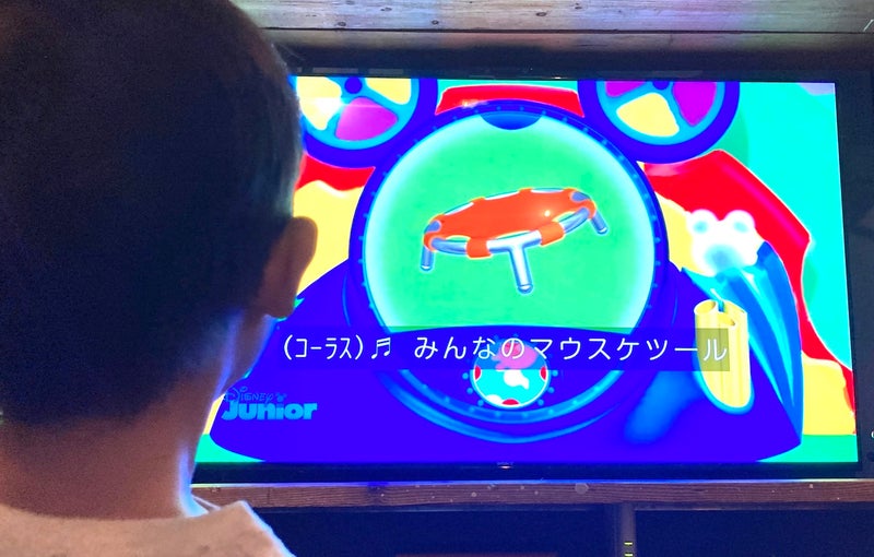 テレビの画面を見入る子どもの写真
