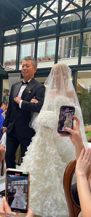 パンチ佐藤、娘の結婚式でのバージンロードの写真を公開「3倍お金をかけて育てました」 