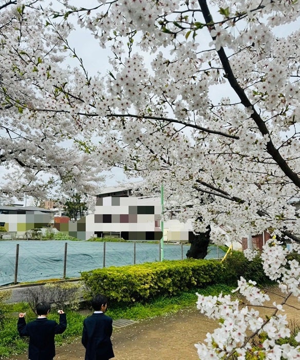 【写真・画像】 ココリコ・遠藤の妻、数時間で小学校から帰宅した次男の様子「お兄ちゃんと一緒に通えるのを楽しみにしていた」 　1枚目