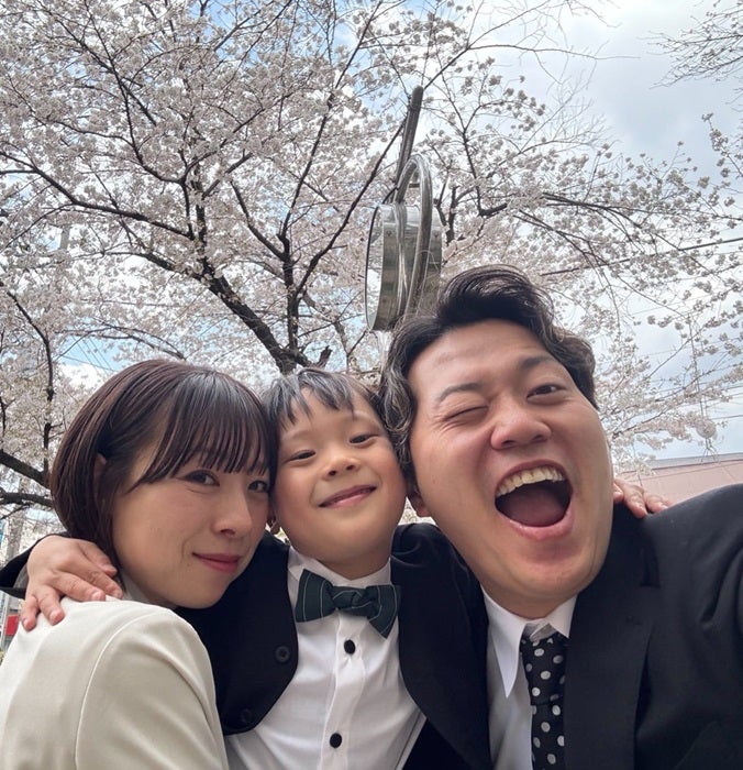 【写真・画像】 エハラマサヒロの妻、夫と長男との親子ショット「2日連続で入学式でした！！」 　1枚目